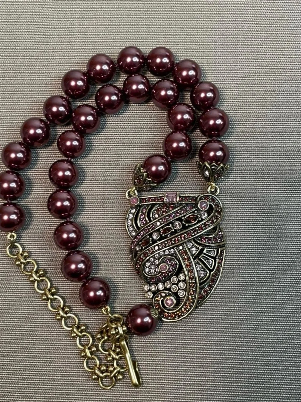 ✨ AUTHENTIC HEIDI DAUS DEEP PLUM PEARL SCROLLED SHIELD PENDANT NECKLACE ✨